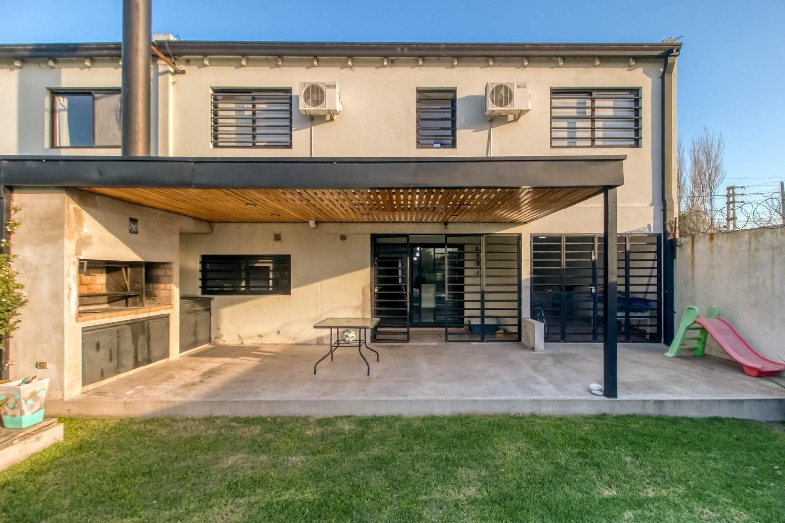 House for sale at 474 and 27, with 4 bedrooms, 200 m² of living space, and a total lot size of 380 m².