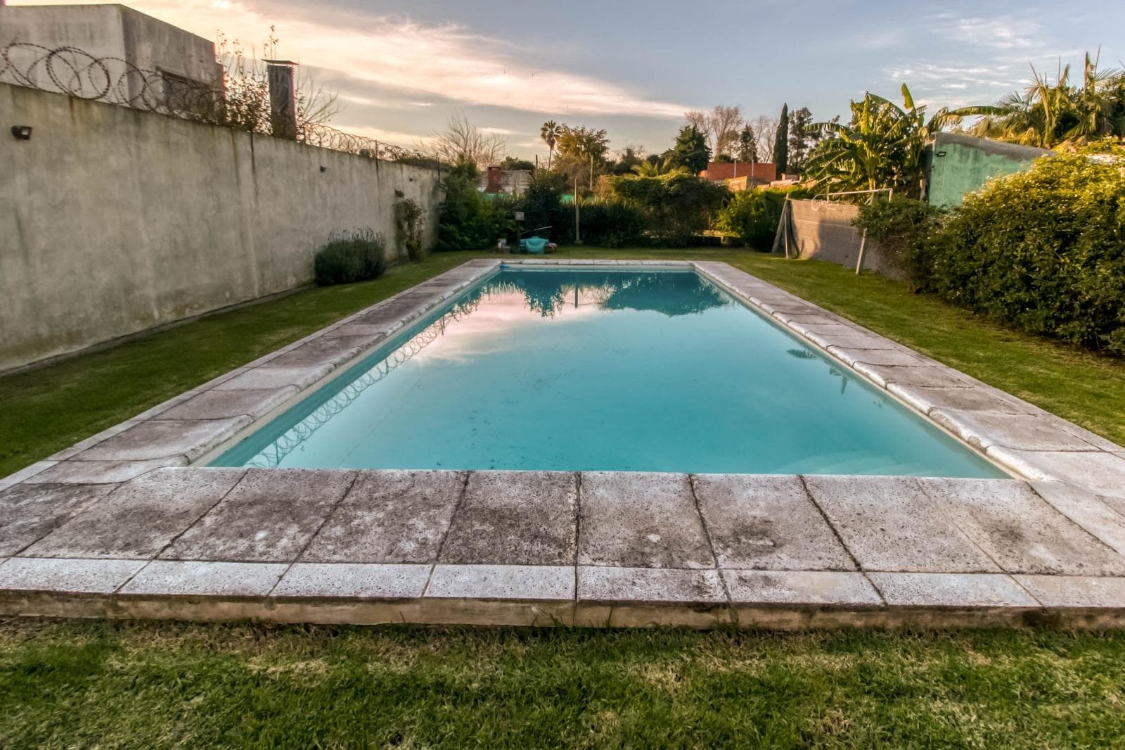 House for sale at 474 and 27, with 4 bedrooms, 200 m² of living space, and a total lot size of 380 m².