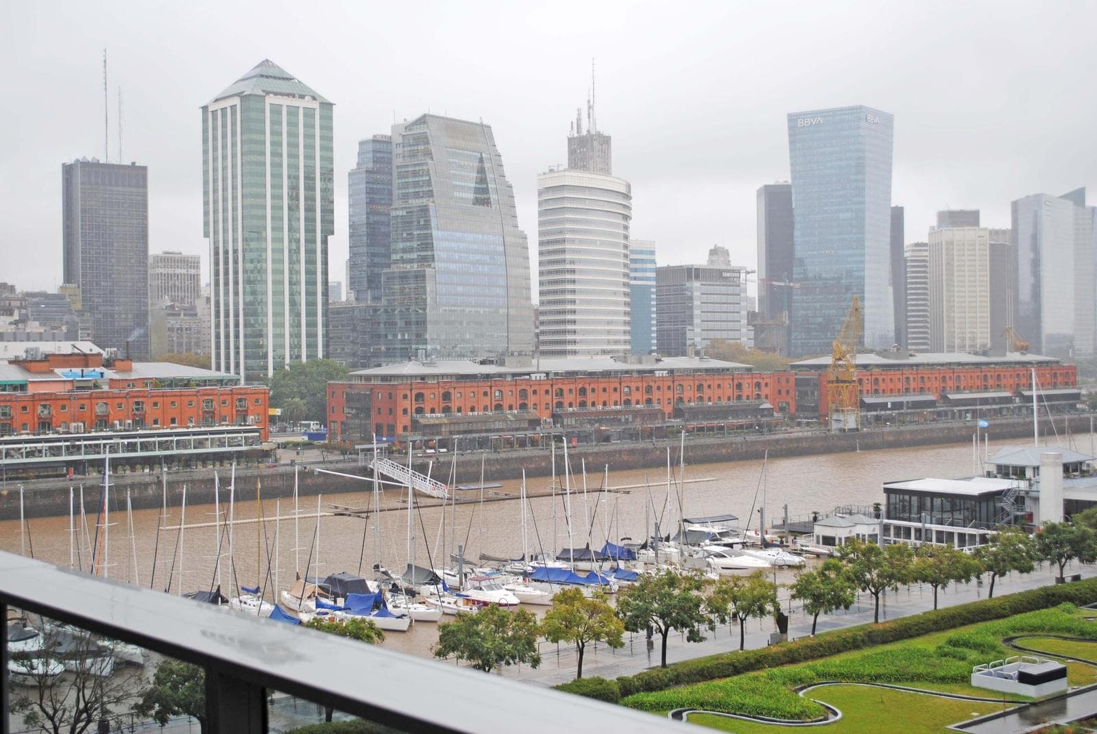 Piso en Edificio Madero Center con balcón aterrazado - AMENITIES y 3 COCHERAS FIJAS - SEG 24HS