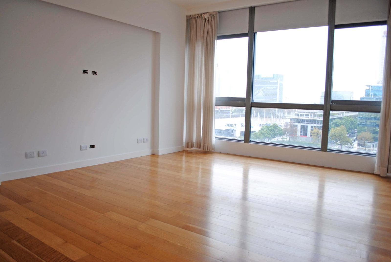 Piso en Edificio Madero Center con balcón aterrazado - AMENITIES y 3 COCHERAS FIJAS - SEG 24HS