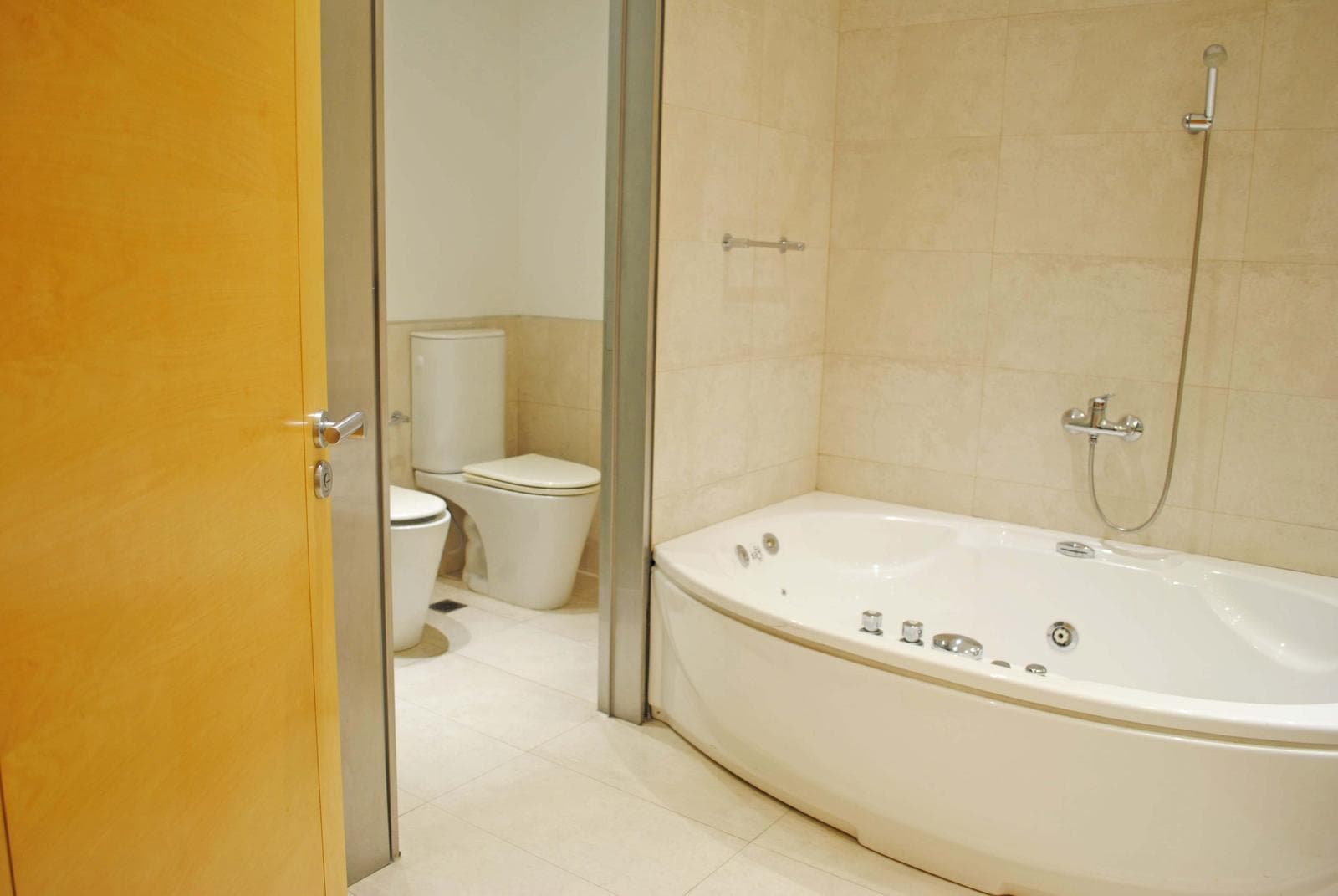 Piso en Edificio Madero Center con balcón aterrazado - AMENITIES y 3 COCHERAS FIJAS - SEG 24HS