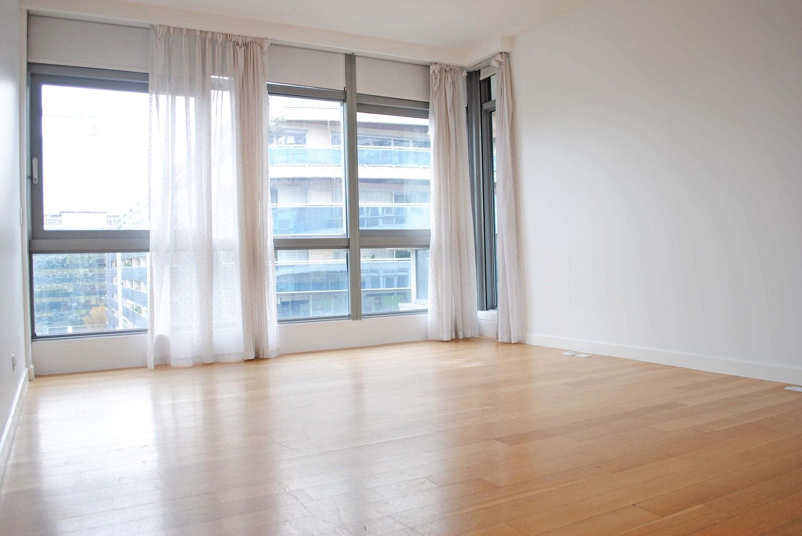 Piso en Edificio Madero Center con balcón aterrazado - AMENITIES y 3 COCHERAS FIJAS - SEG 24HS