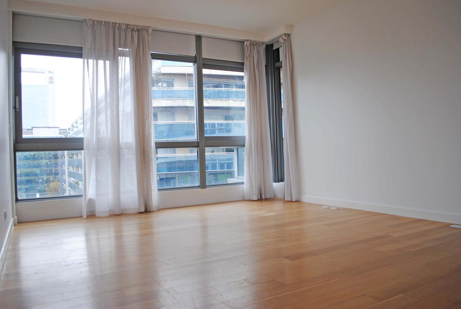 Piso en Edificio Madero Center con balcón aterrazado - AMENITIES y 3 COCHERAS FIJAS - SEG 24HS