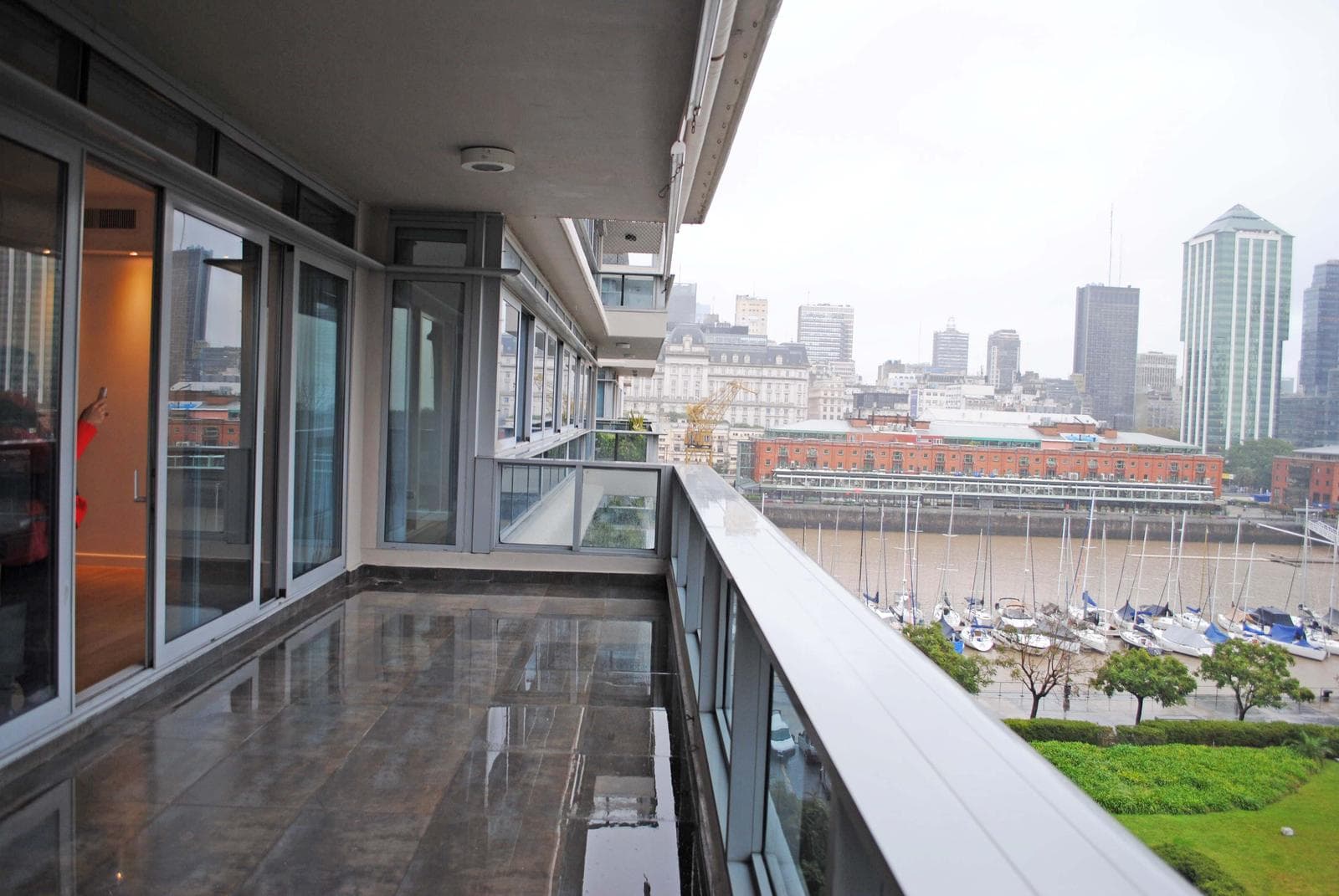 Piso en Edificio Madero Center con balcón aterrazado - AMENITIES y 3 COCHERAS FIJAS - SEG 24HS