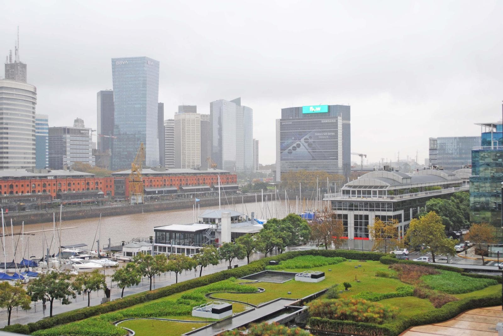 Piso en Edificio Madero Center con balcón aterrazado - AMENITIES y 3 COCHERAS FIJAS - SEG 24HS