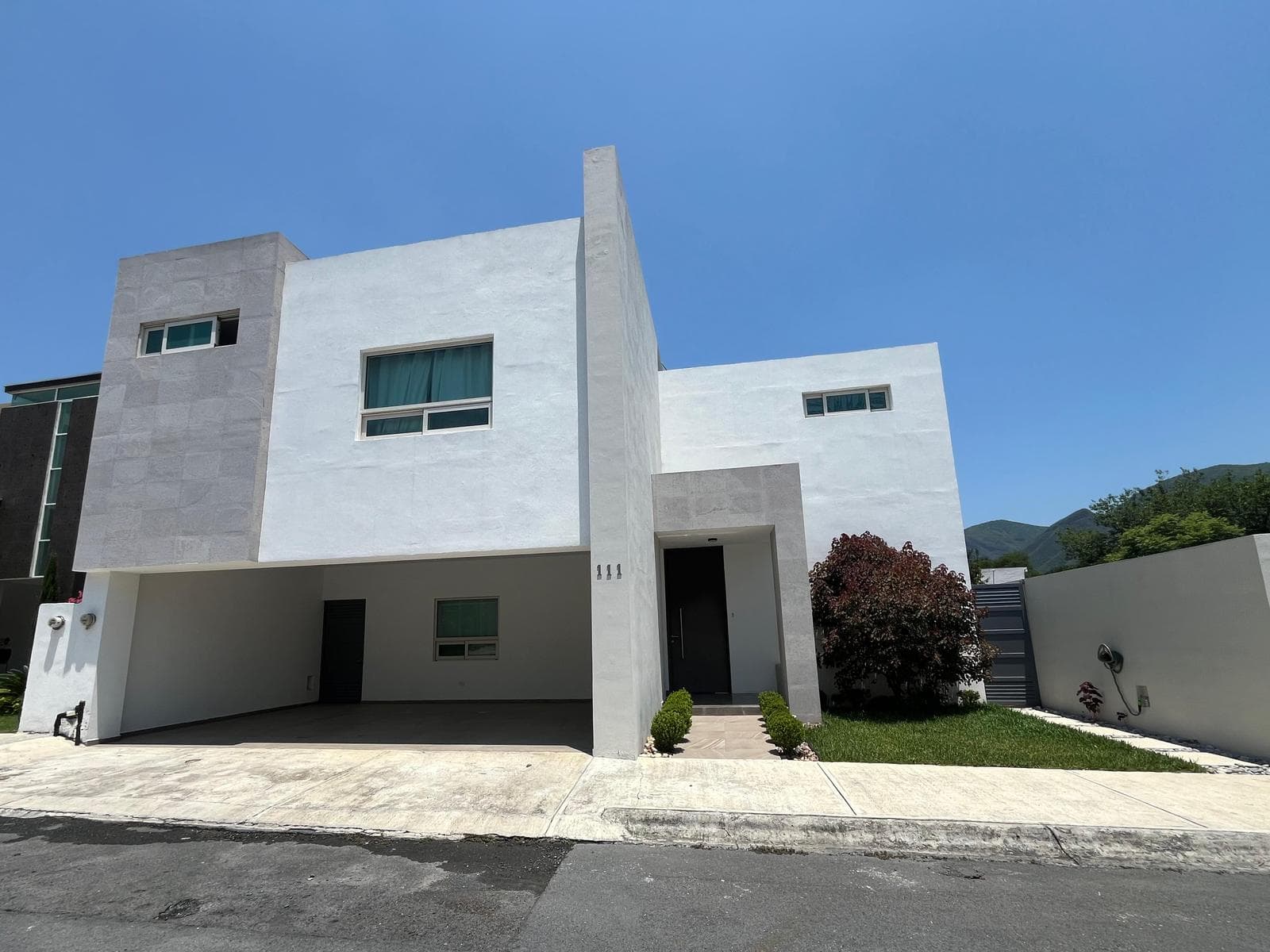 HOUSE FOR SALE ON THE NATIONAL HIGHWAY