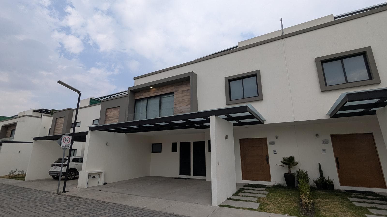 HOUSE FOR SALE IN THE LAURELES RESIDENTIAL COMPLEX, METEPEC