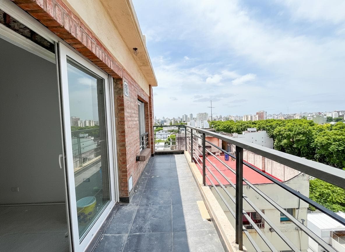 Spacious, bright 2-room apartment for sale in Villa Crespo. Ideal for professionals.