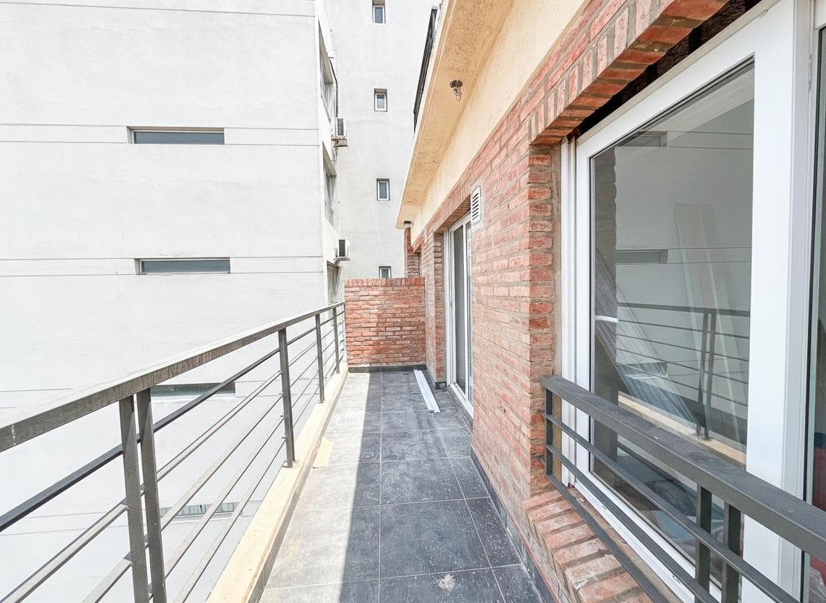Spacious, bright 2-room apartment for sale in Villa Crespo. Ideal for professionals.