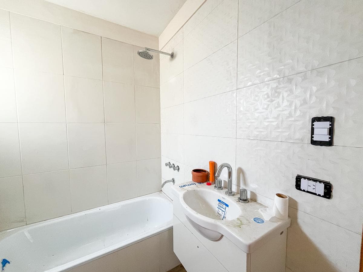Spacious, bright 2-room apartment for sale in Villa Crespo. Ideal for professionals.