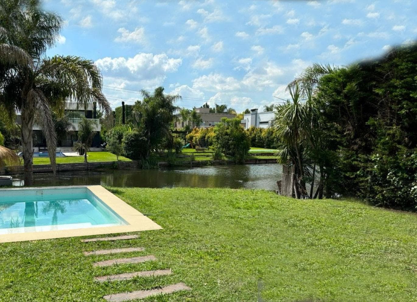 House for sale in Barrancas de Santa María, Tigre. QUALIFIES FOR A MORTGAGE