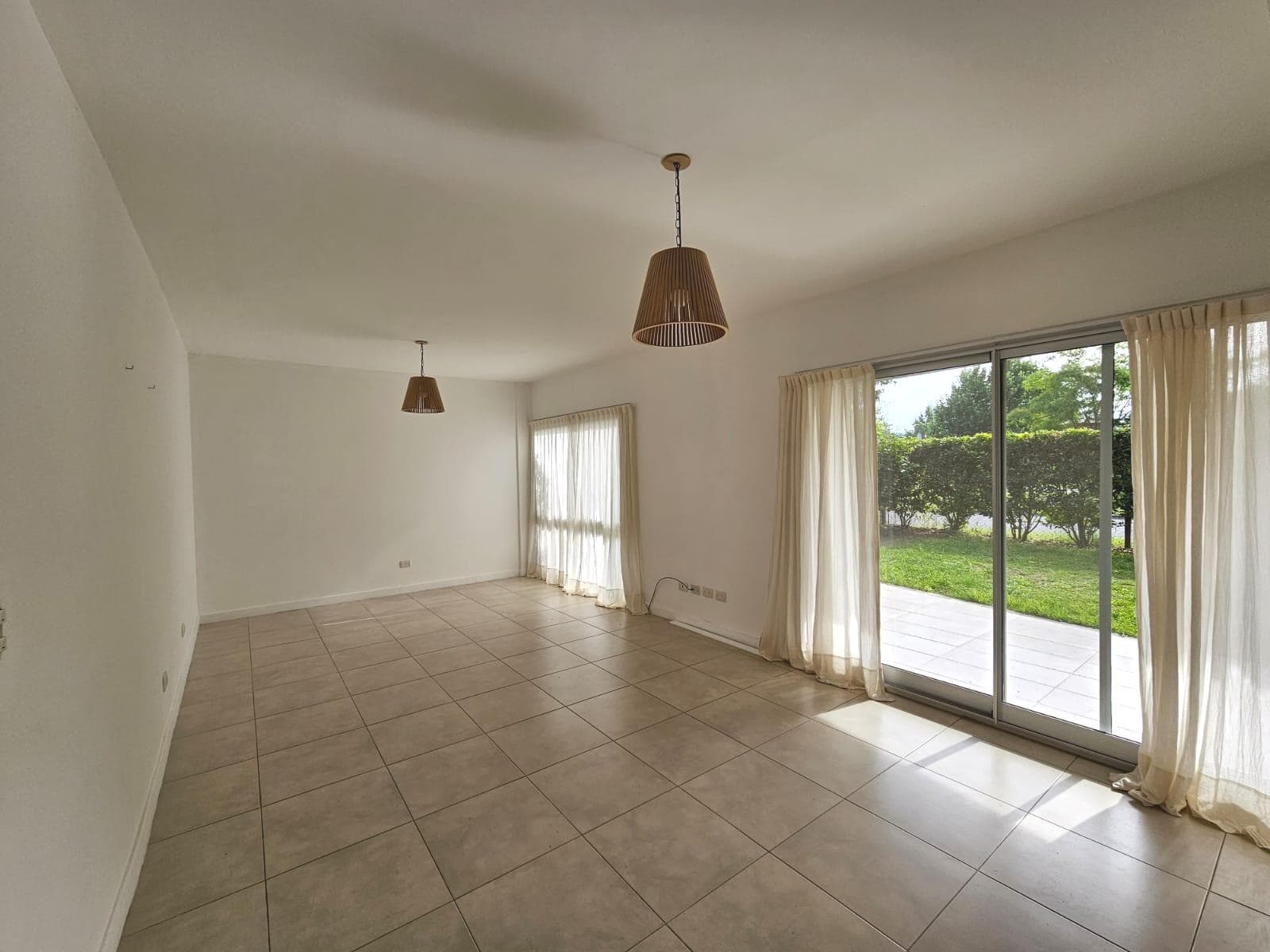 Apartment with a garden in the Santa Barbara neighborhood, Praderas building
