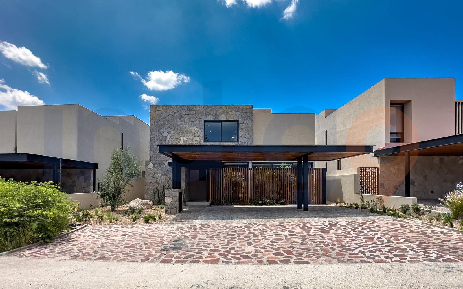House for Sale in Altozano in the Río Condominium Complex with a Pool
