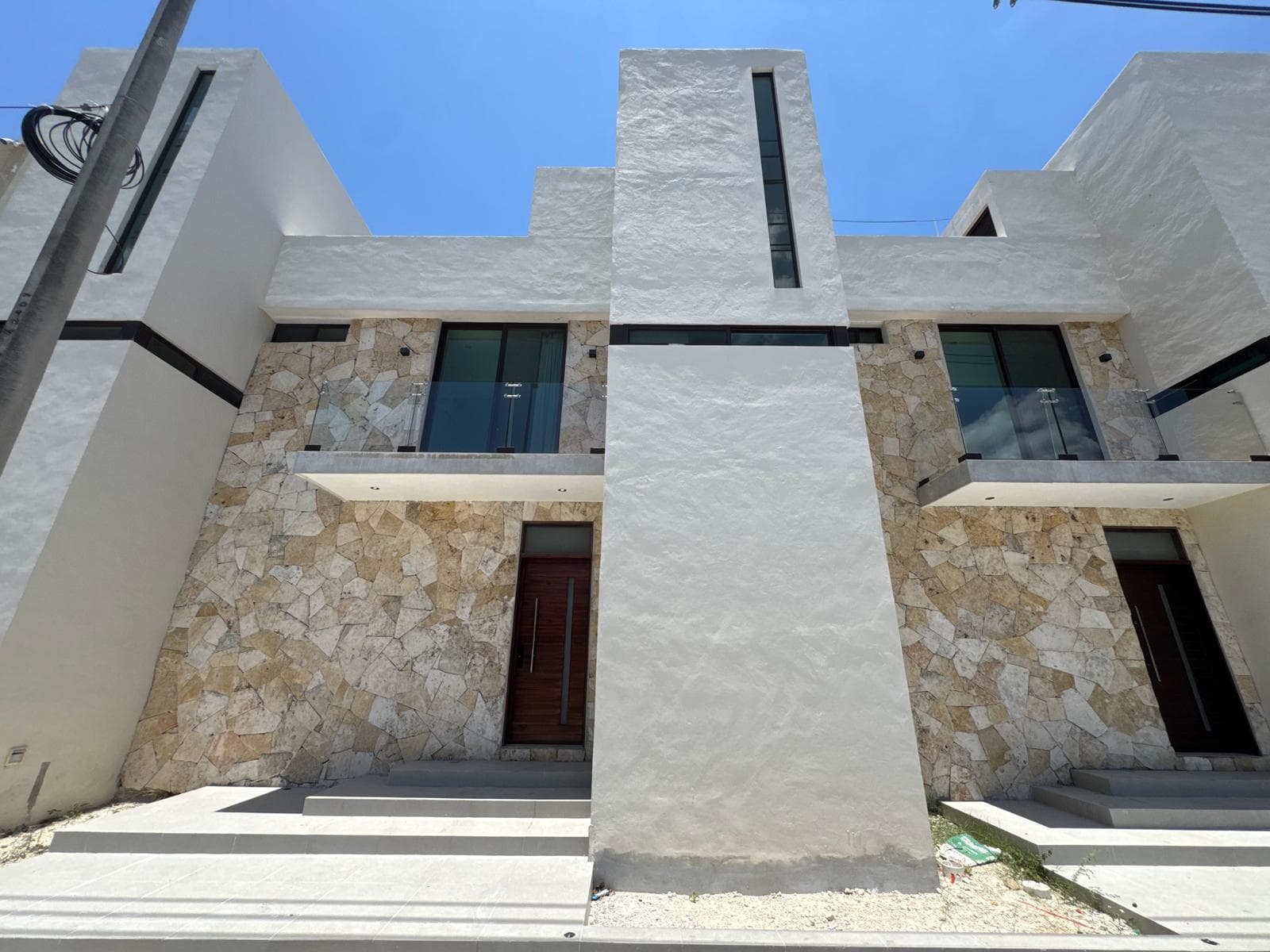 2-BEDROOM HOUSE JUST 2 MINUTES FROM THE OCEAN