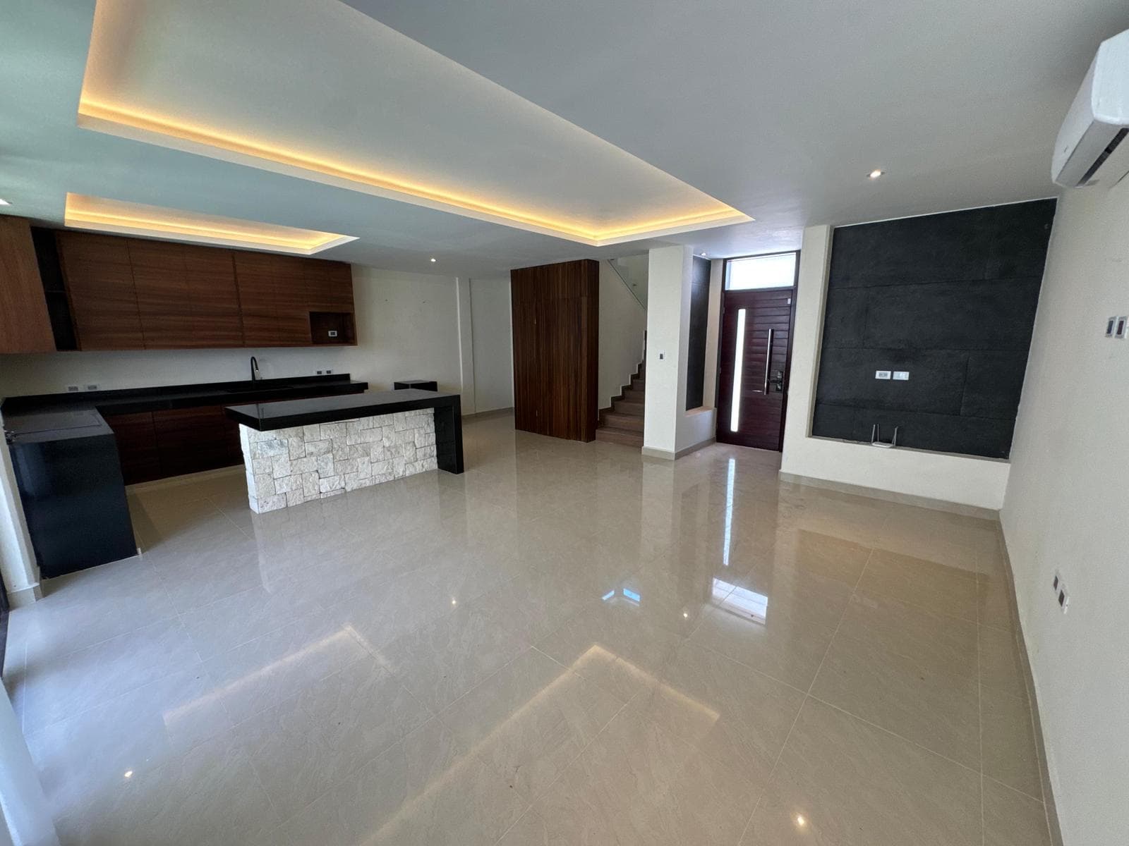 2-BEDROOM HOUSE JUST 2 MINUTES FROM THE OCEAN