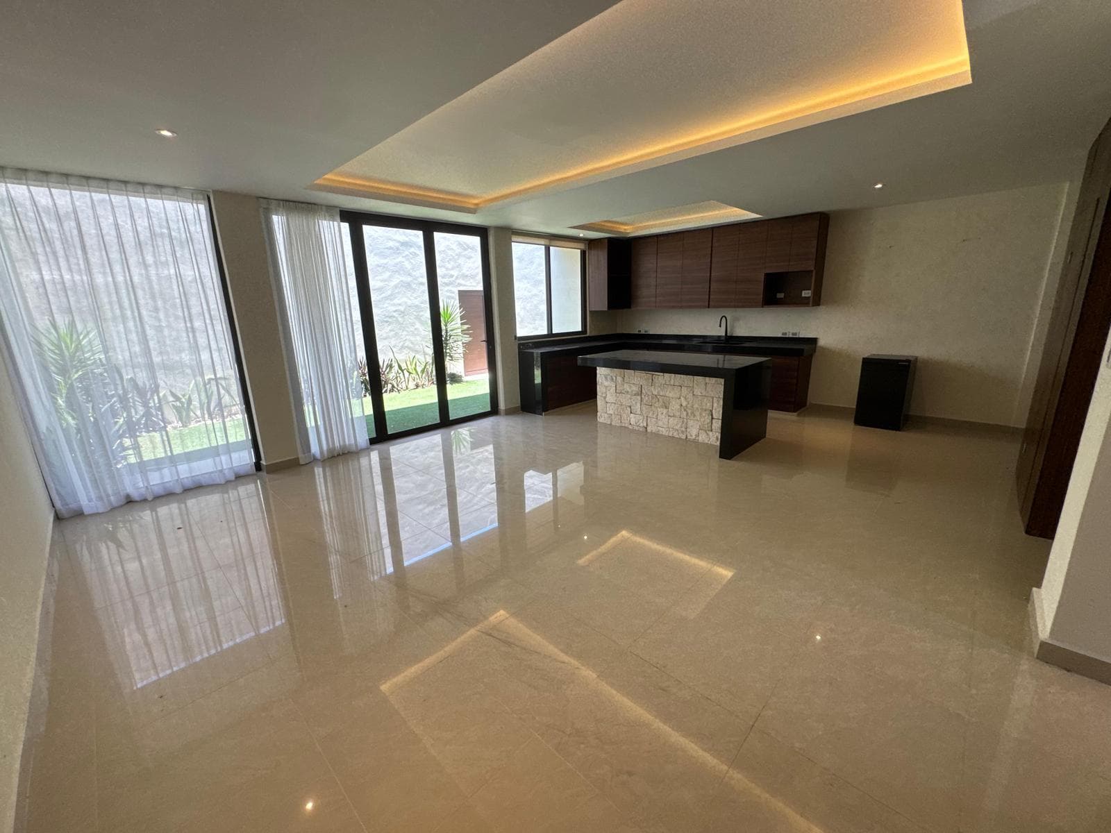 2-BEDROOM HOUSE JUST 2 MINUTES FROM THE OCEAN