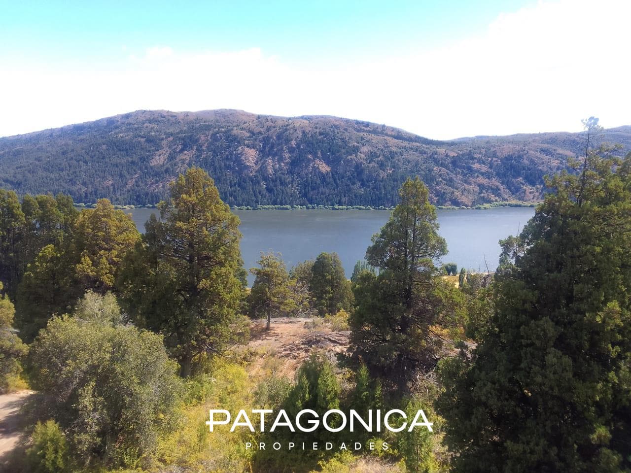 For Sale - 1.3-hectare lot with a view of the lake. Suitable for a tourist development with amenities - Cholila.