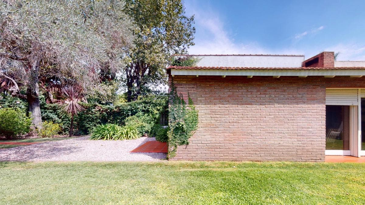 House for sale in Gonnet: 485 between 20th and 21st. Lot size: 30 x 60. 370 m² of floor space. Excellent condition. Pool