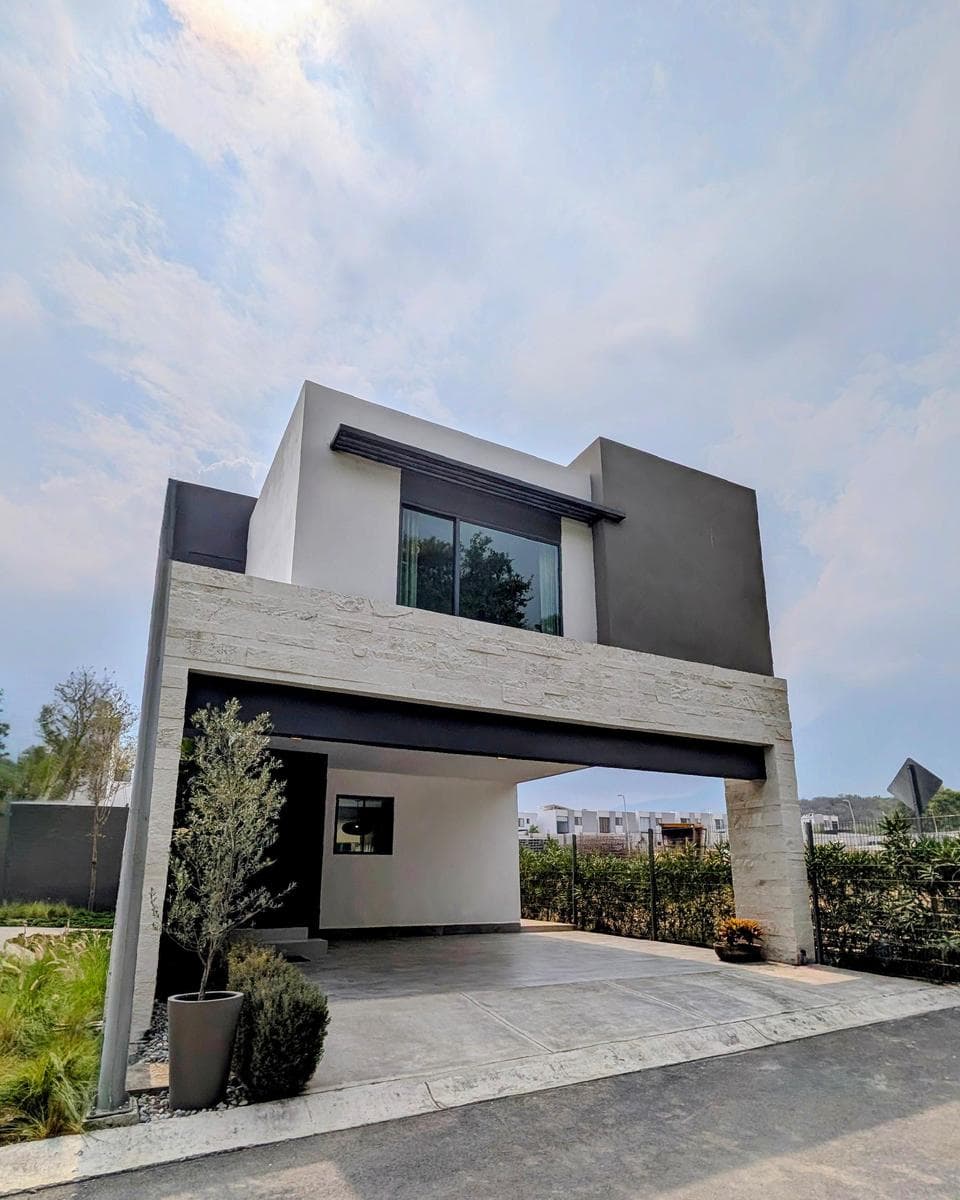 HOUSE FOR SALE ON THE NATIONAL HIGHWAY