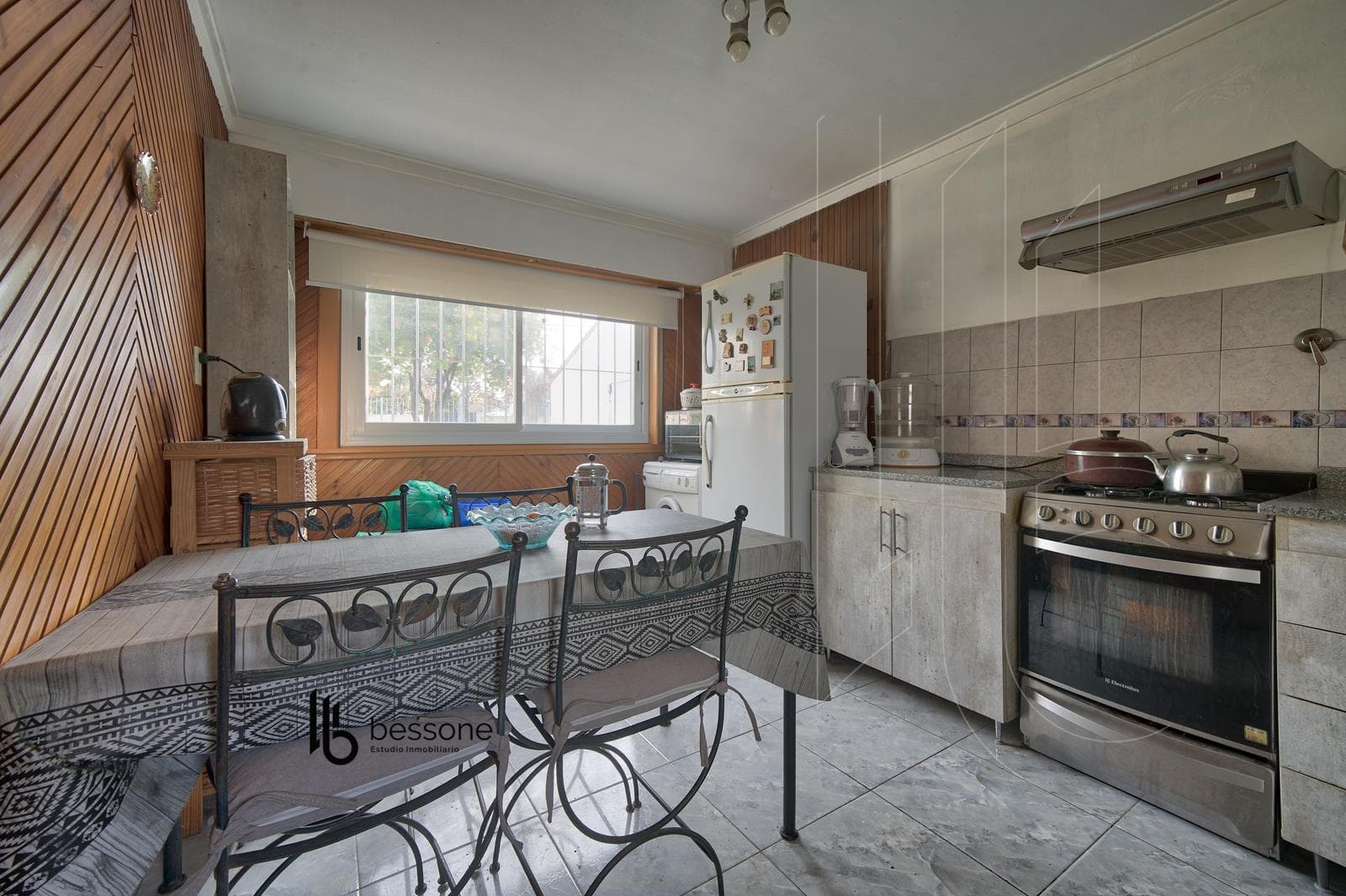 4-Room House with Barbecue Area, Park, and Large Lot in 9 de Julio
