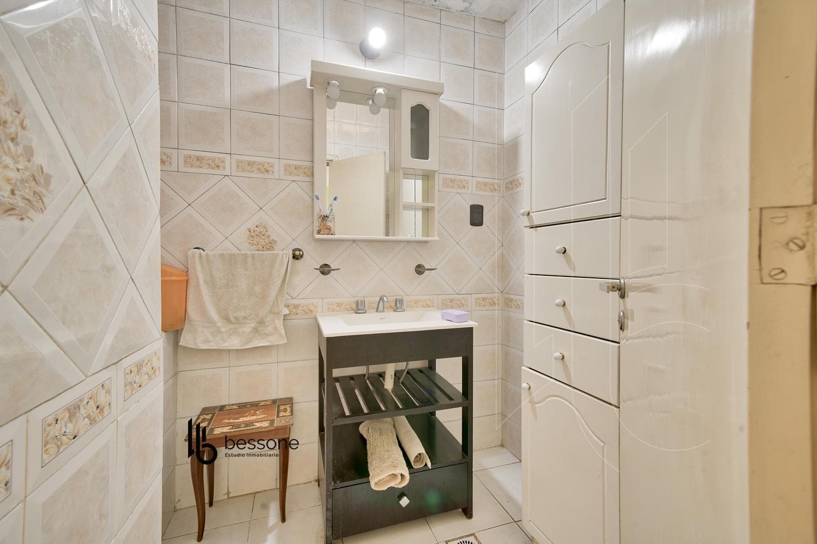 4-Room House with Barbecue Area, Park, and Large Lot in 9 de Julio