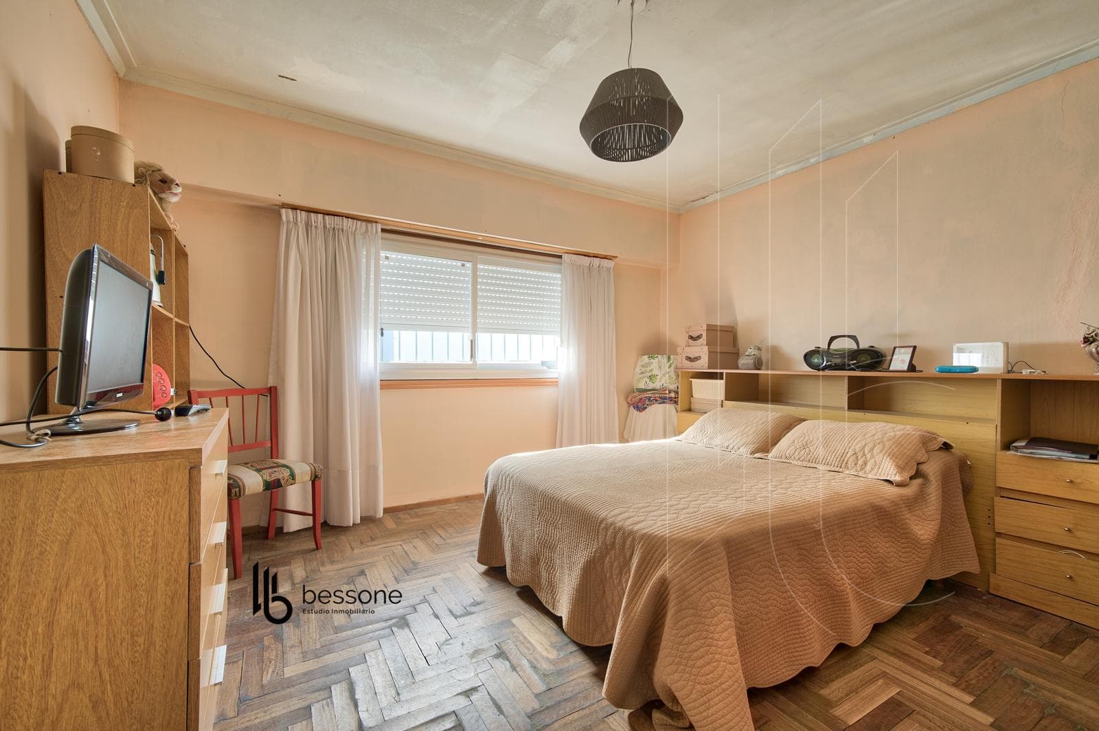 4-Room House with Barbecue Area, Park, and Large Lot in 9 de Julio