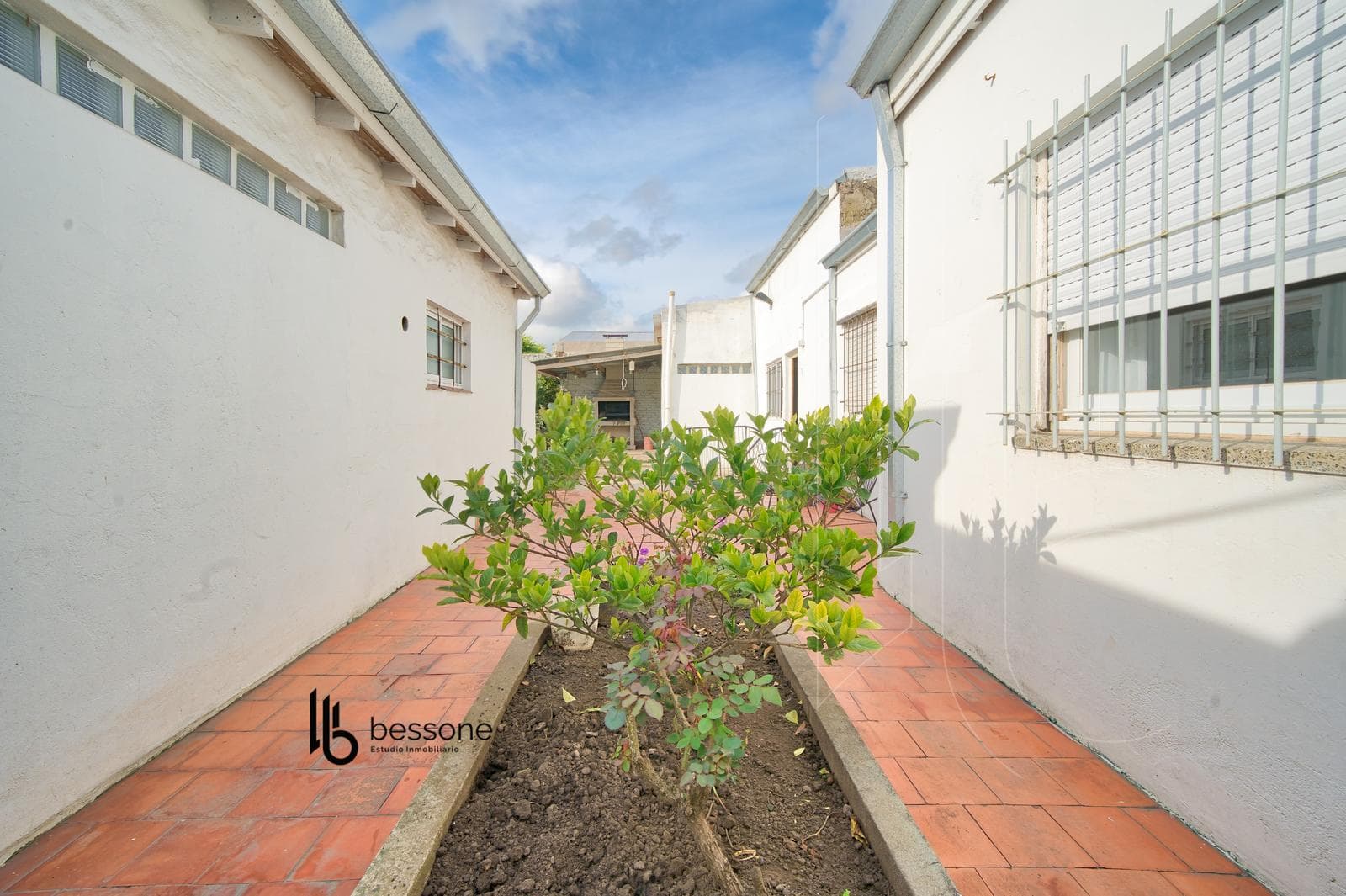 4-Room House with Barbecue Area, Park, and Large Lot in 9 de Julio