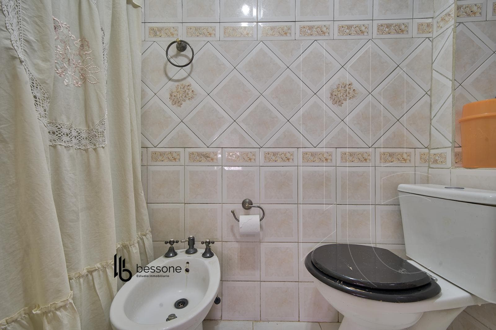 4-Room House with Barbecue Area, Park, and Large Lot in 9 de Julio