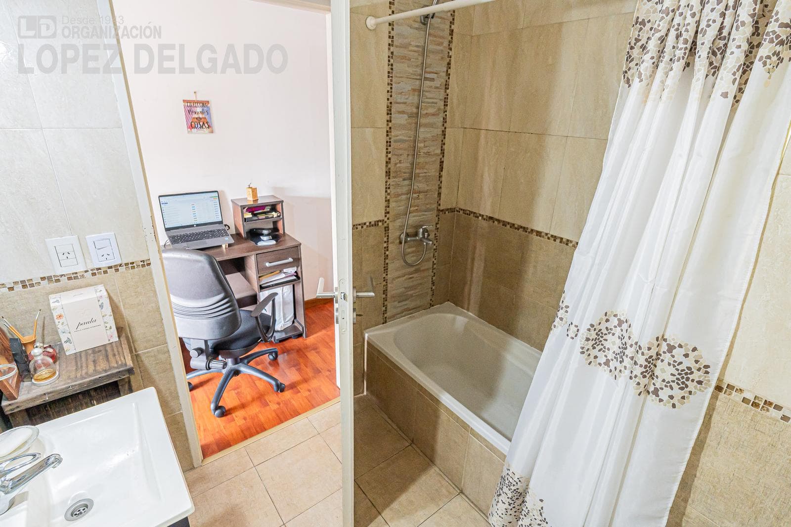 3-room apartment with a balcony and a garage. Amenities.