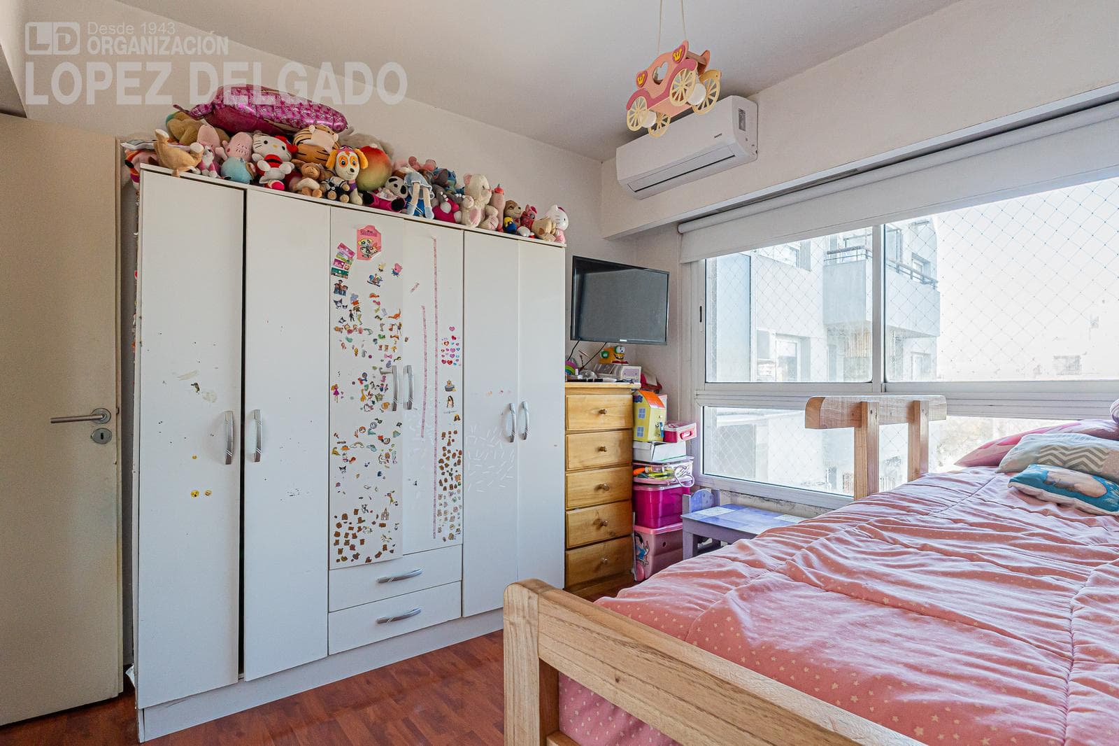 3-room apartment with a balcony and a garage. Amenities.