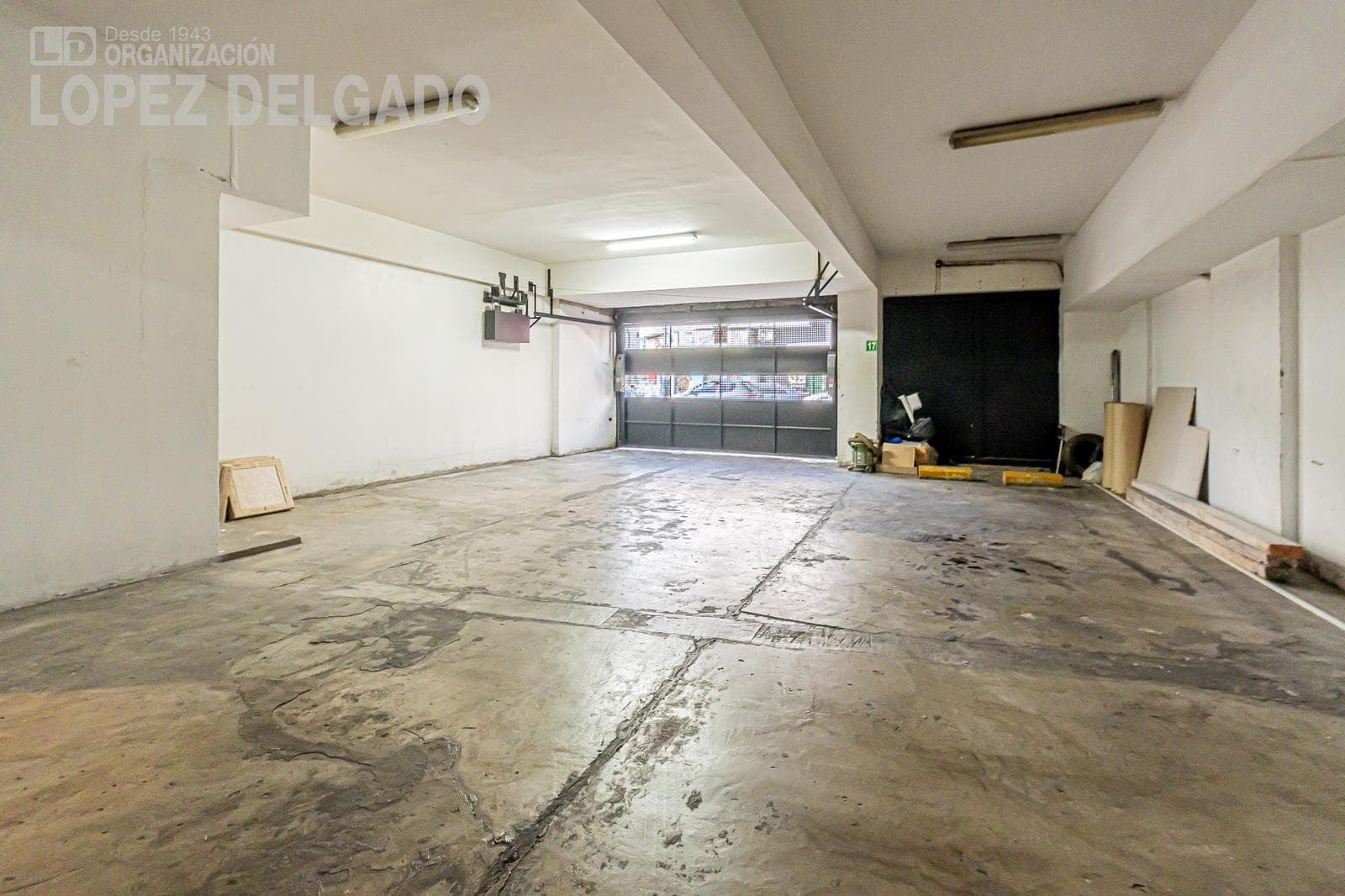 3-room apartment with a balcony and a garage. Amenities.