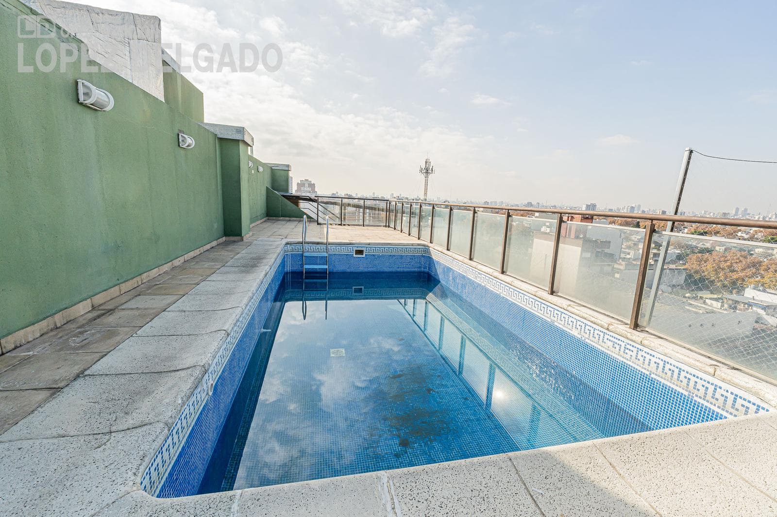 3-room apartment with a balcony and a garage. Amenities.