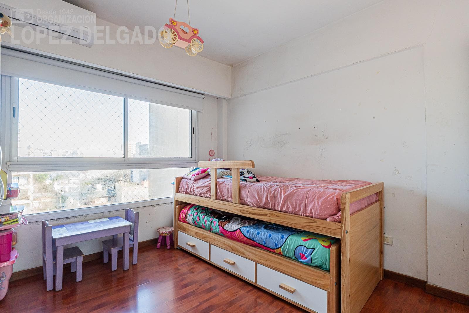 3-room apartment with a balcony and a garage. Amenities.