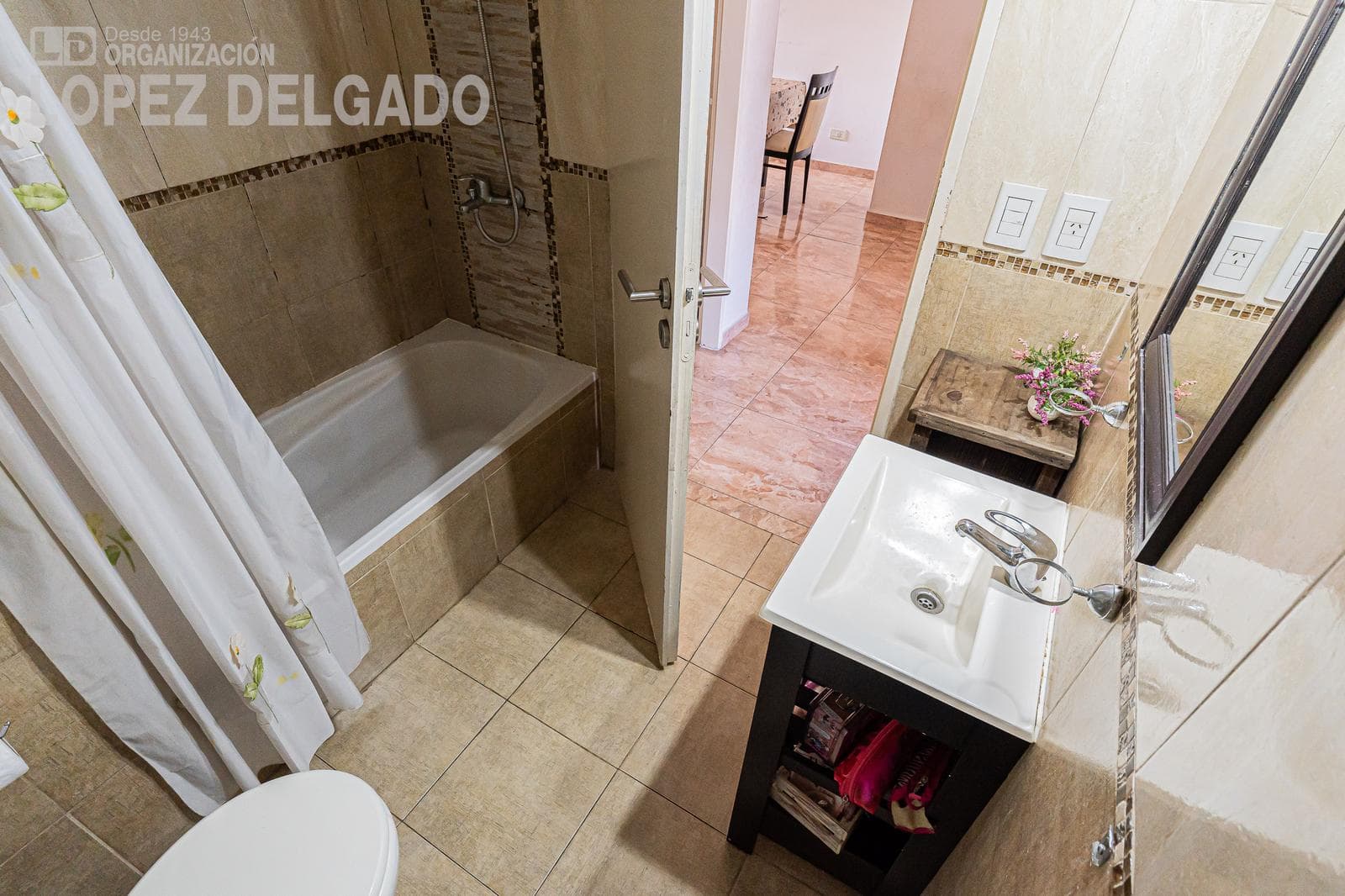 3-room apartment with a balcony and a garage. Amenities.