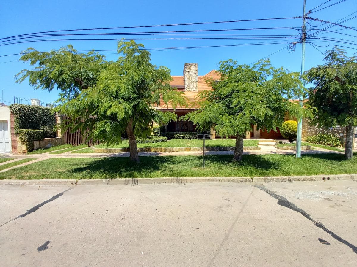 6-room villa on two lots in Parque Luro