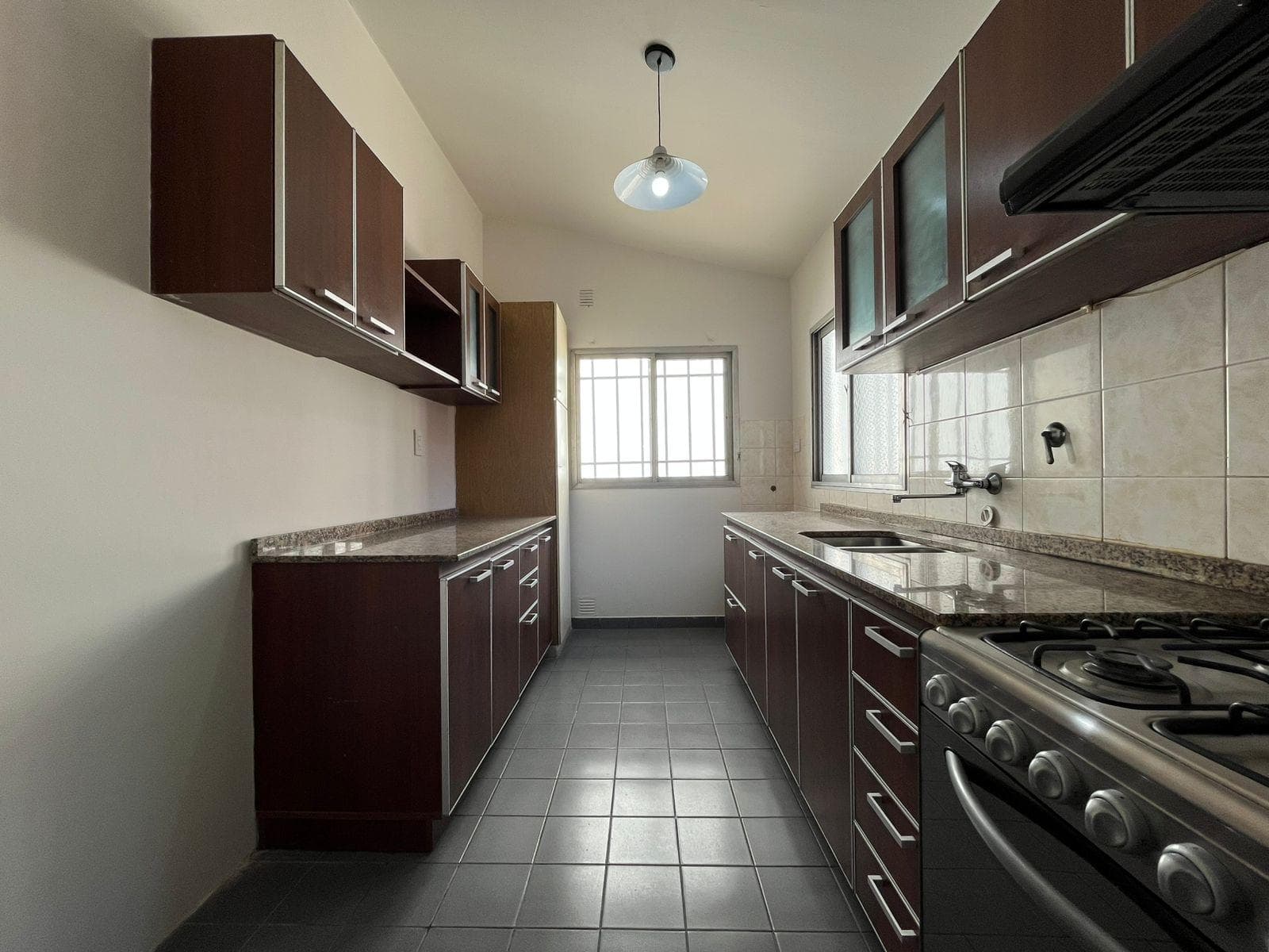 FOR SALE - 2-bedroom house with versatile room, patio with barbecue - Las Heras, Rosario. QUALIFIES FOR A MORTGAGE.