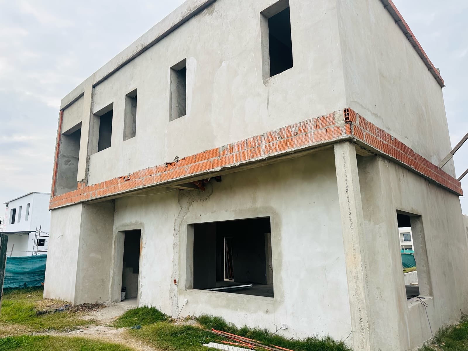 Casa en venta, de dos plantas, en barrio El Aljibe, Manzanares, Pilar, apta crédito.