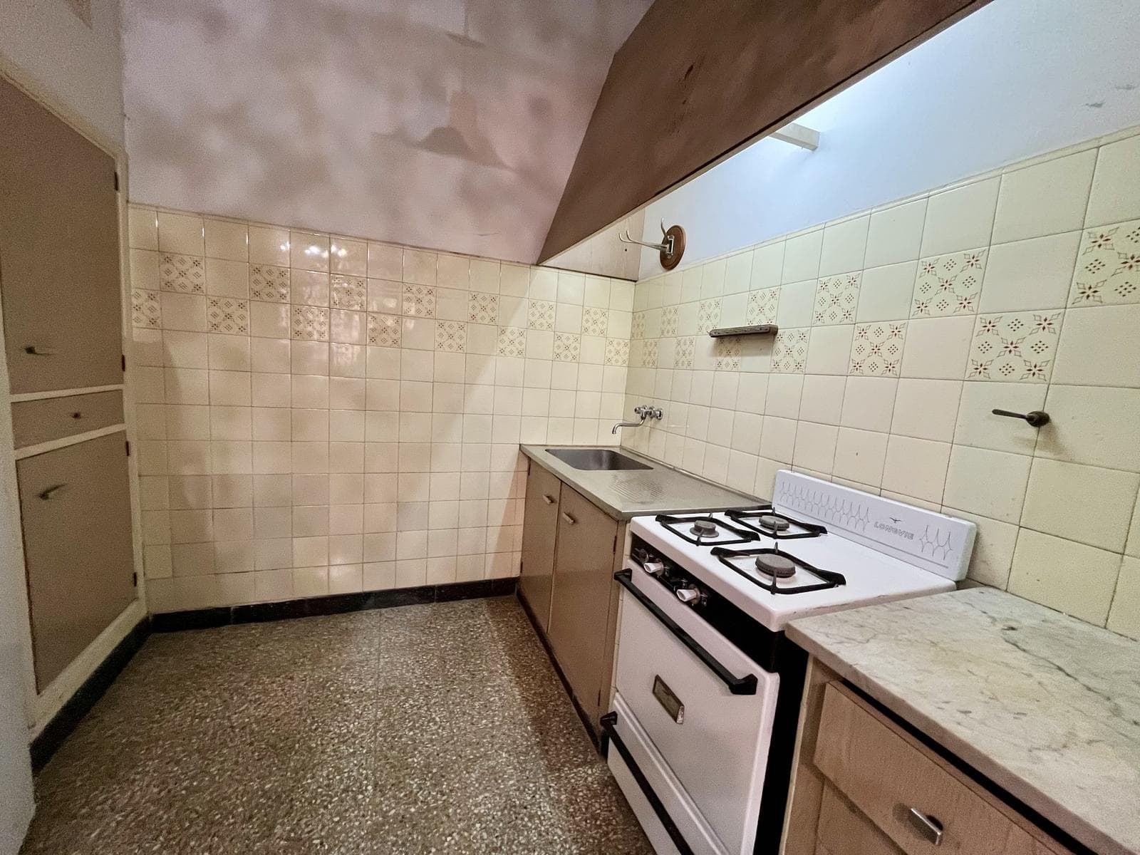 GREAT OPPORTUNITY: 3-BEDROOM APARTMENT WITH A PATIO