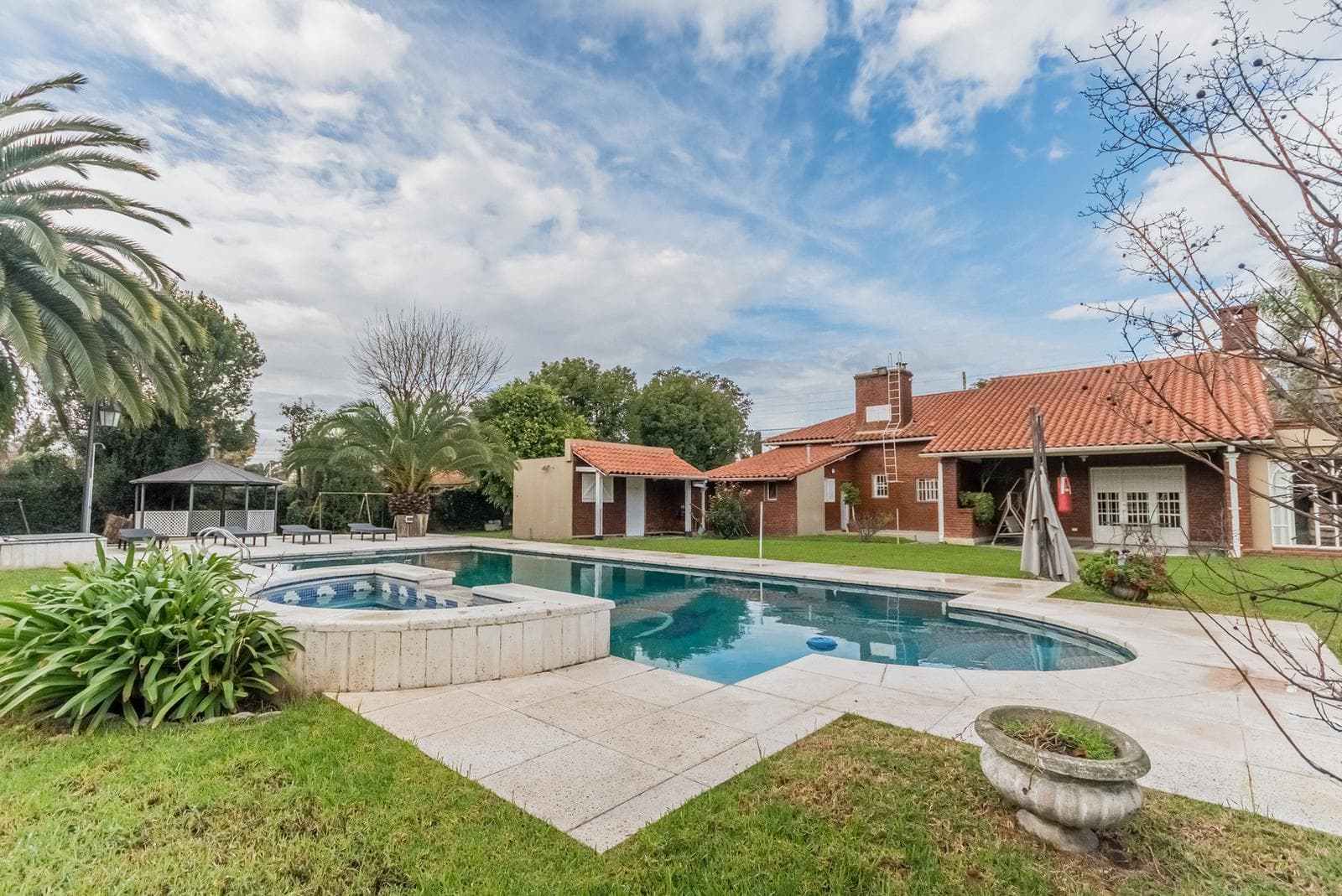 House for sale in Ituzaingo 6 with pool and 40 x 39 m garden. Credit/exchange for lower value.