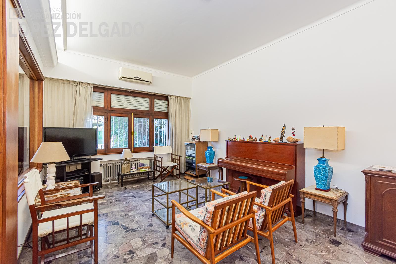 5-room house with a garage, just a few blocks from Plaza Arenales