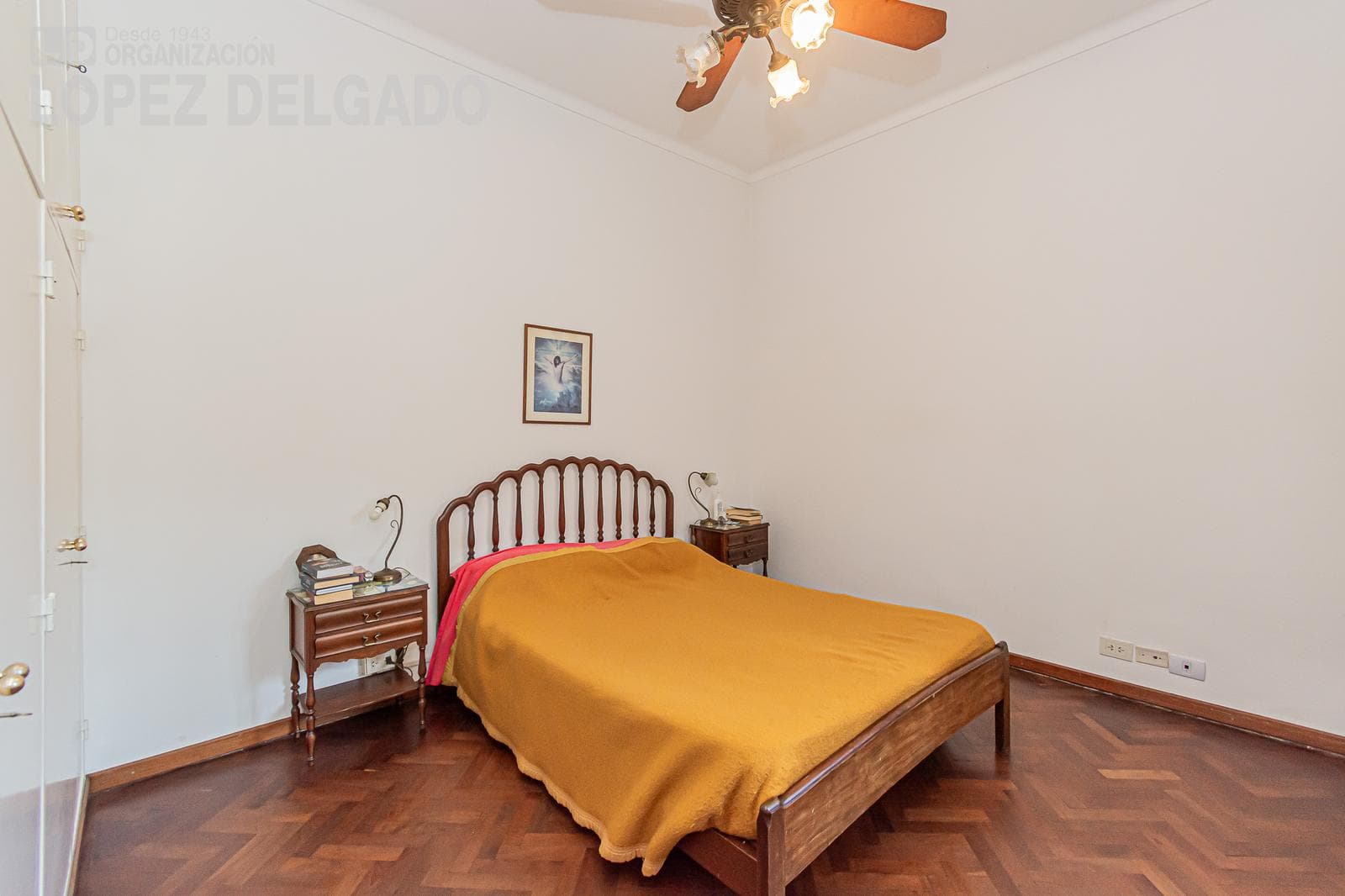 5-room house with a garage, just a few blocks from Plaza Arenales