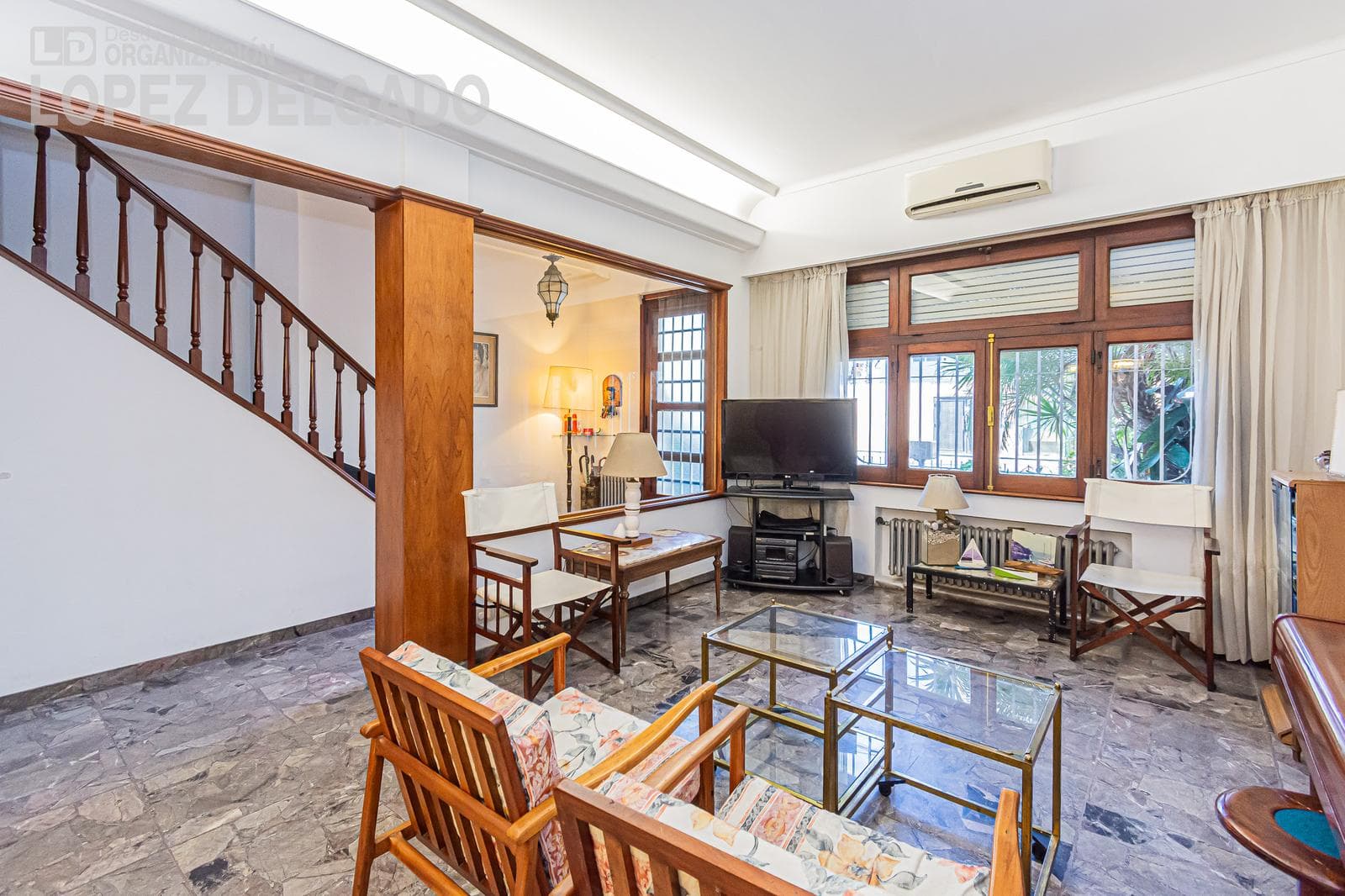 5-room house with a garage, just a few blocks from Plaza Arenales