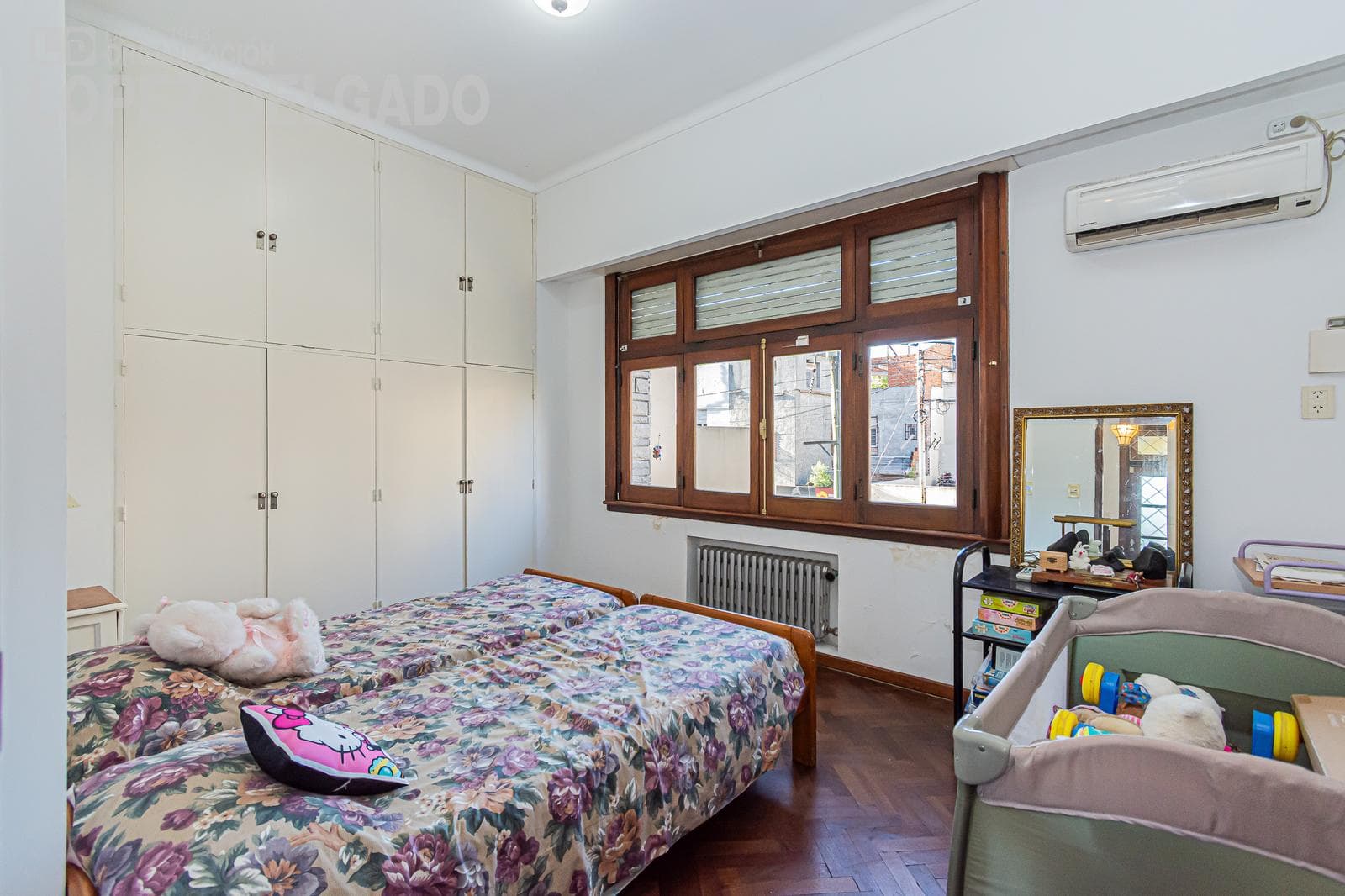 5-room house with a garage, just a few blocks from Plaza Arenales