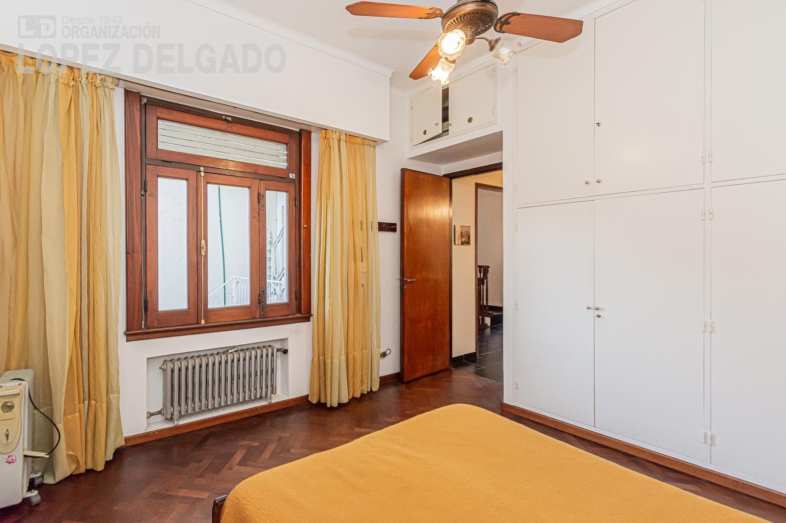 5-room house with a garage, just a few blocks from Plaza Arenales