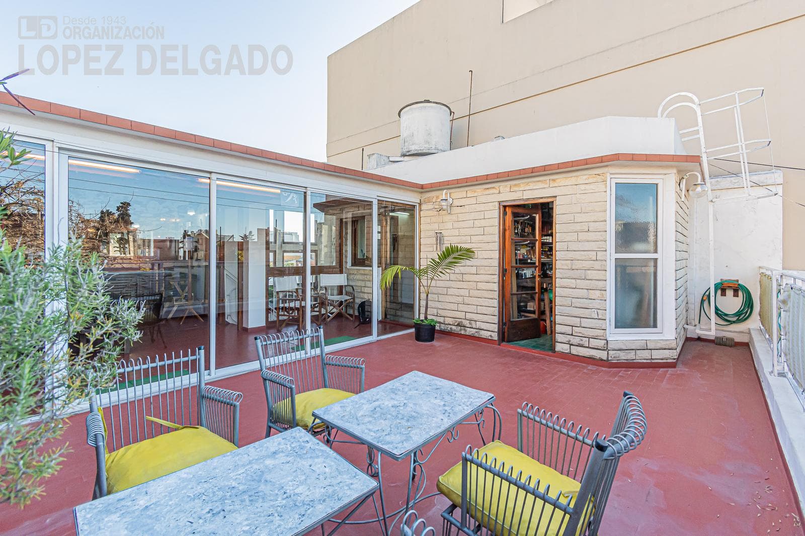 5-room house with a garage, just a few blocks from Plaza Arenales