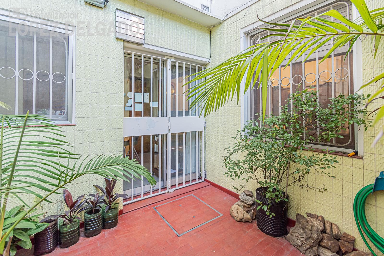 5-room house with a garage, just a few blocks from Plaza Arenales