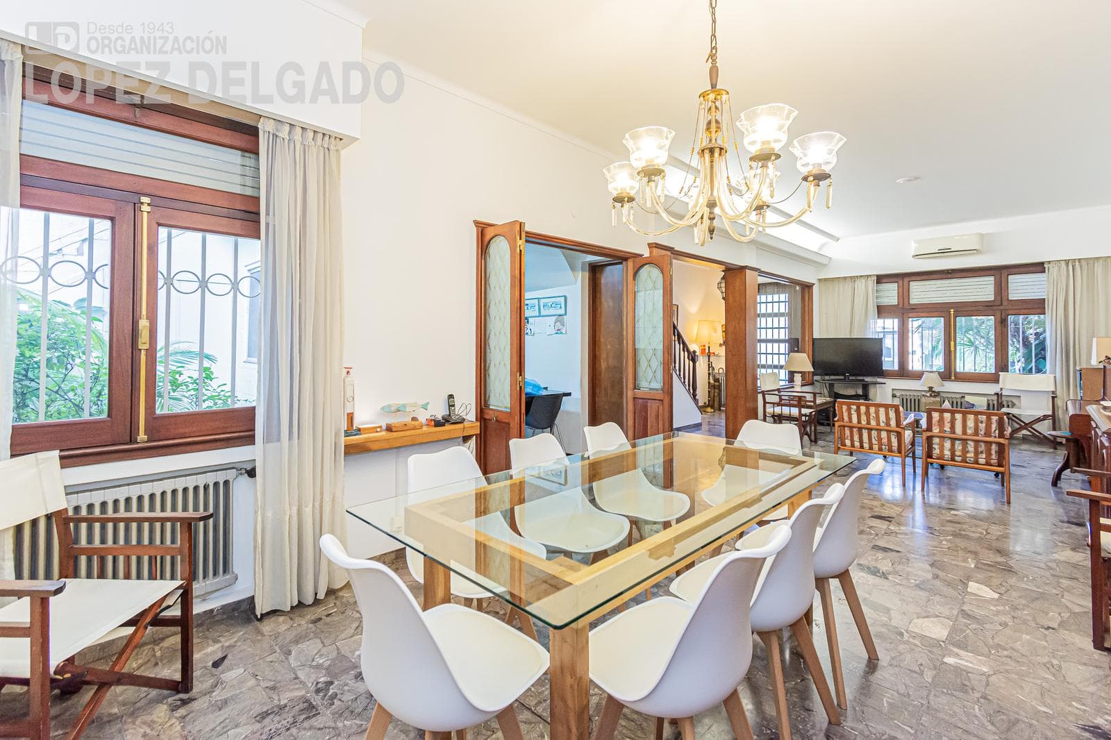 5-room house with a garage, just a few blocks from Plaza Arenales