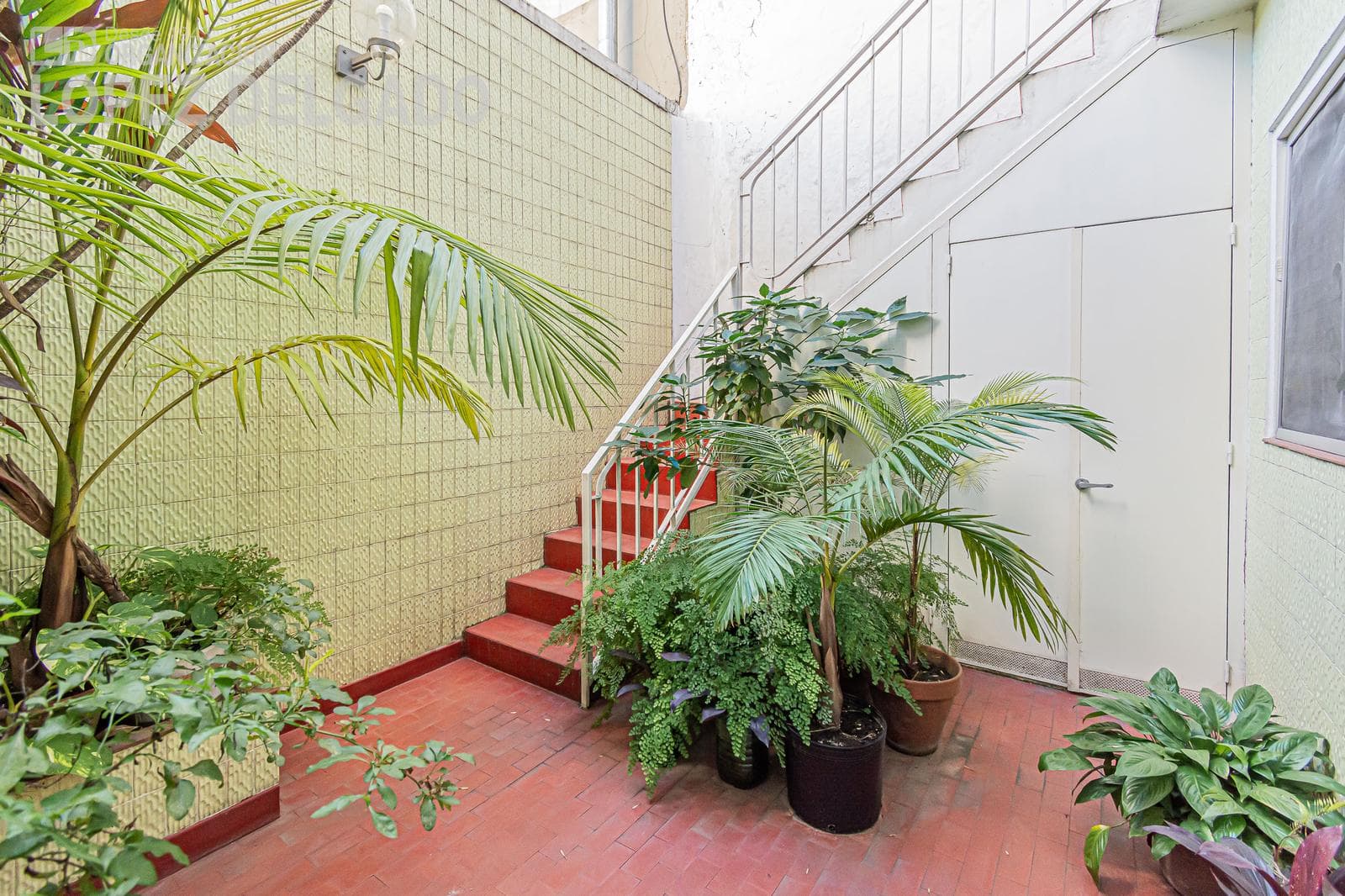 5-room house with a garage, just a few blocks from Plaza Arenales