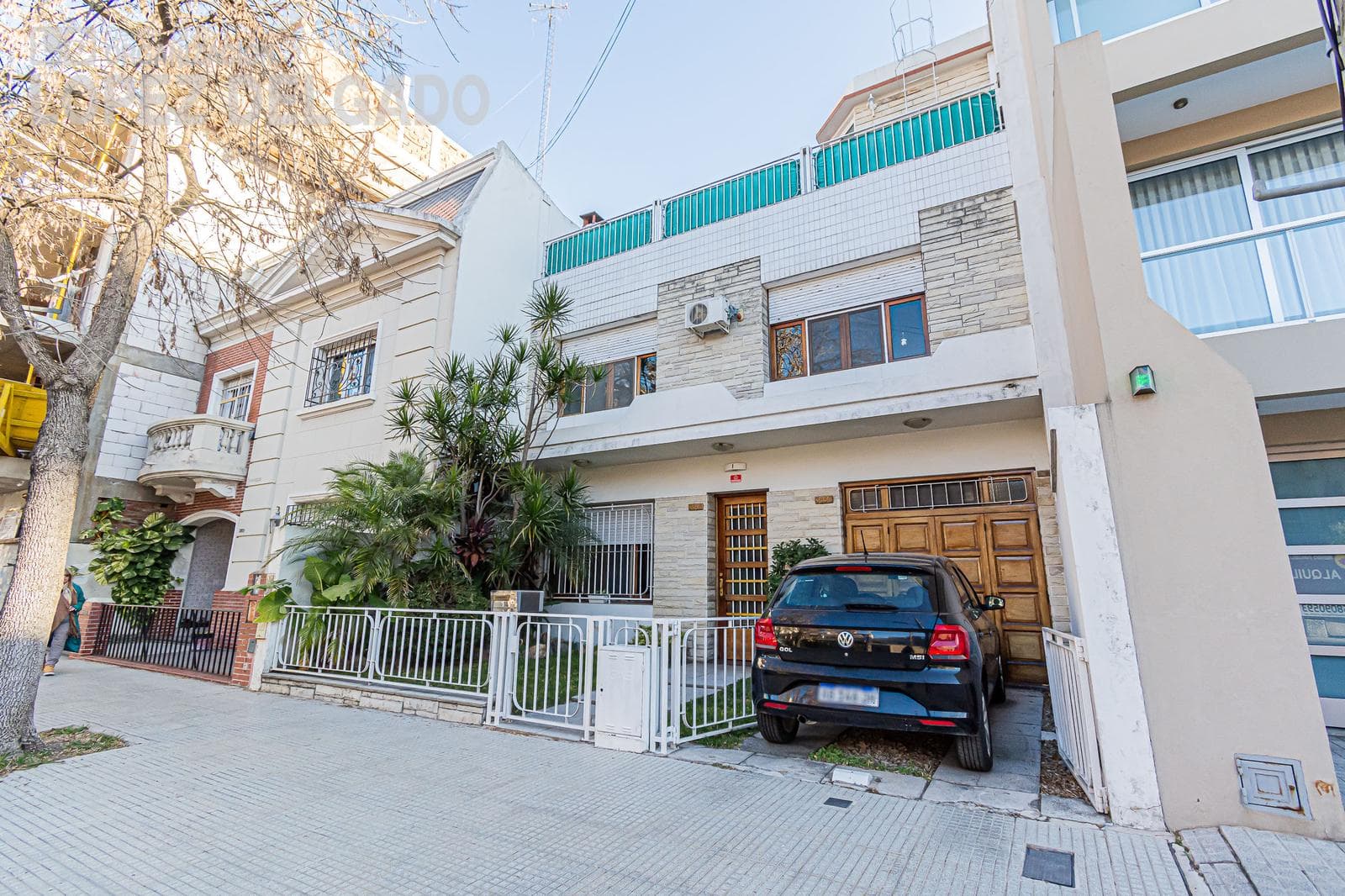 5-room house with a garage, just a few blocks from Plaza Arenales