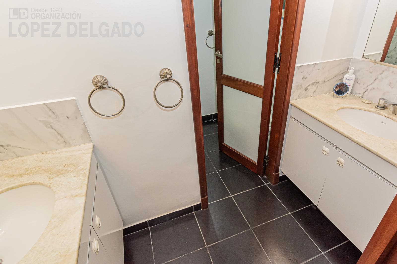 5-room house with a garage, just a few blocks from Plaza Arenales